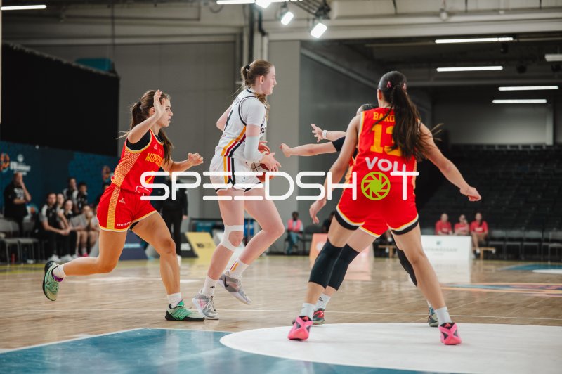 Ballführende Spielerin im Zweikampf gegen Montenegro bei der Kistamässan