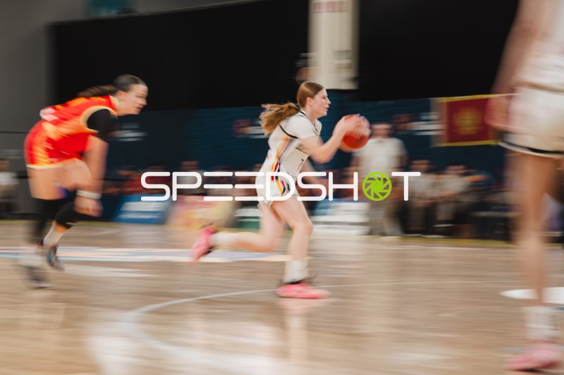 Spielerin mit Ball im Schnellangriff beim Basketball-Match in Stockholm