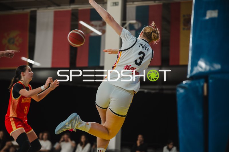 Greta Metz (#3) beim Korbwurf gegen Montenegro