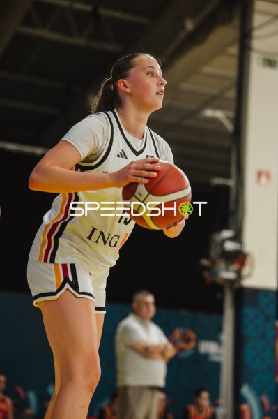 Mia Wiegand (#13) beim Wurfansatz in Stockholm