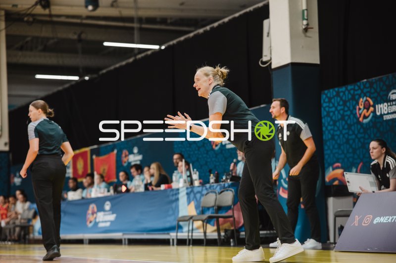 Trainerin gibt lautstark Anweisungen beim FIBA U18 Women's EuroBasket in Stockholm