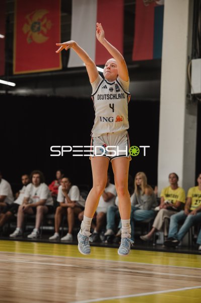 Laura Knaup (#4; Deutschland) beim Sprungwurf in Stockholm