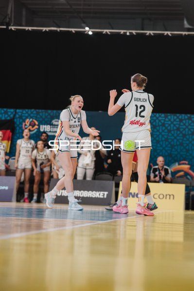 Lara Gierlich (#12; Deutschland) und Teamkollegin beim Jubel