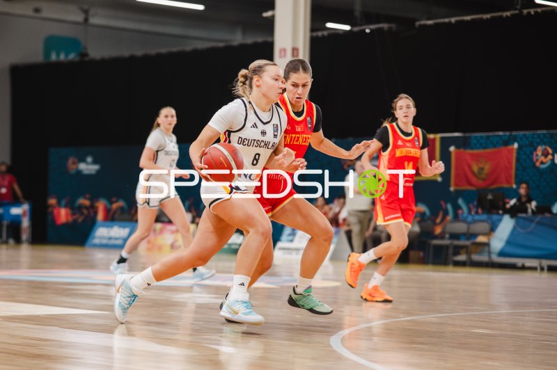 Darina Zraychenko (#8; Deutschland) im Zweikampf gegen Montenegro
