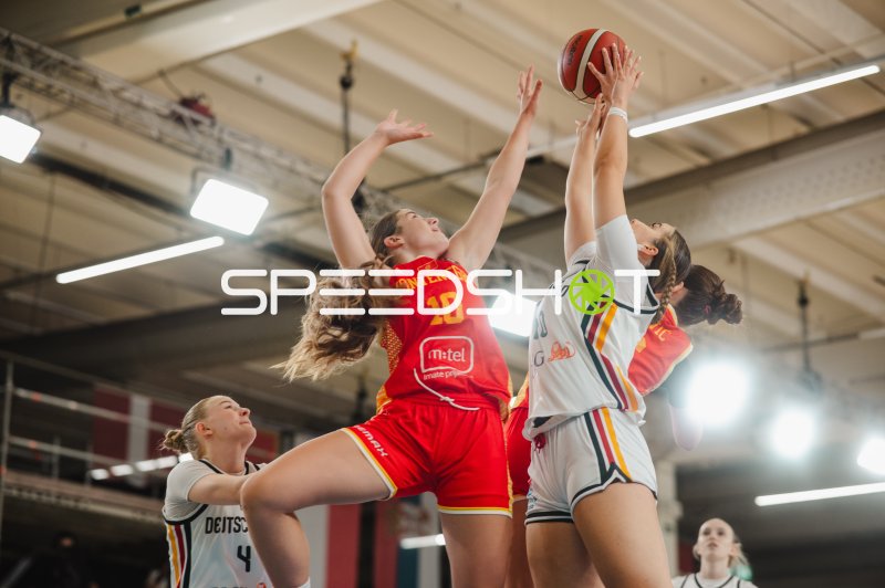 Laura Knaup (#4; Deutschland) im Zweikampf um den Rebound in Stockholm