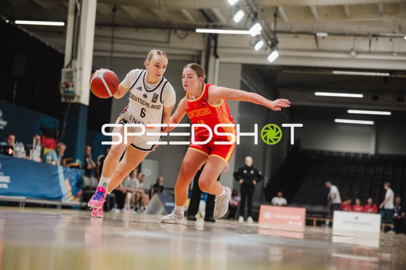 Noemi Schonauer (#6; Deutschland) im Dribbling gegen Montenegro