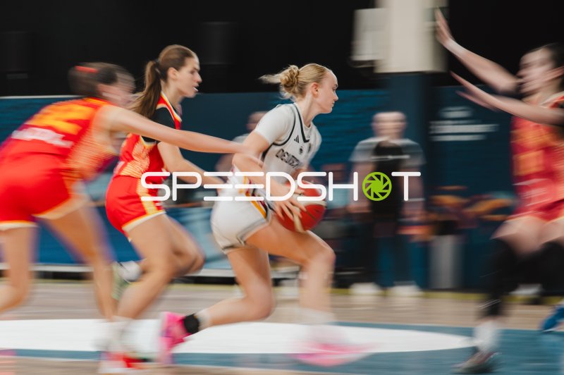 Deutsche Spielerin im Dribbling unter Druck beim Basketball