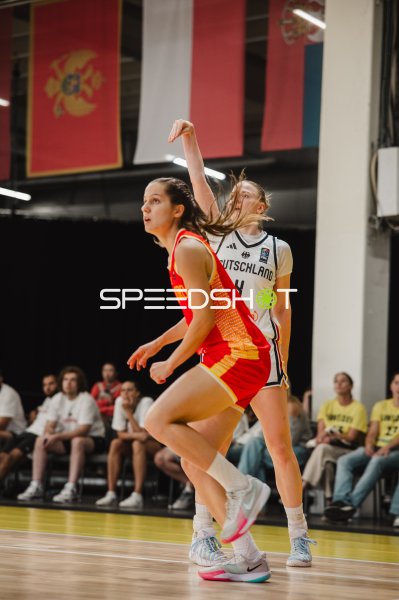 Laura Knaup (#4; Deutschland) beim Wurf gegen Gegenspielerin