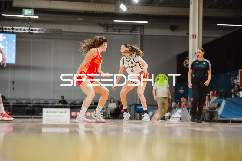 Mia Wiegand (#13; Deutschland) im Eins-gegen-Eins gegen Spielerin #5