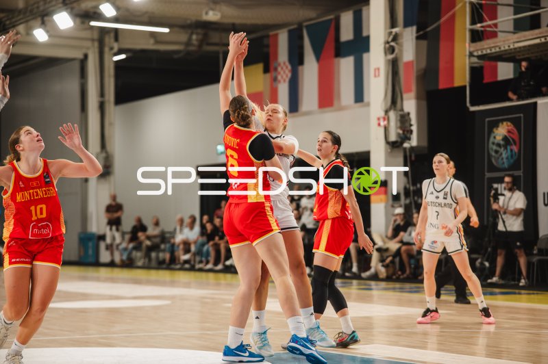 Darina Zraychenko (#8) im Zweikampf gegen Montenegro bei der U18-EM