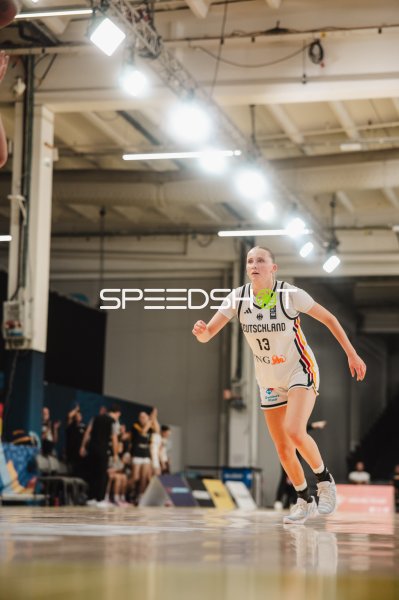 Mia Wiegand (#13; Deutschland) im Spielaufbau in Stockholm