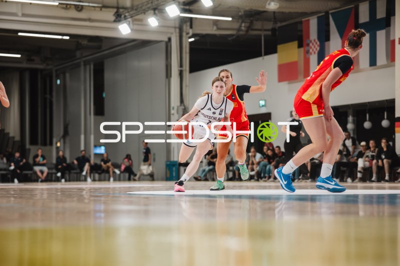 Deutschland-Spielerin dribbelt im Zweikampf beim Basketball-Turnier in Stockholm