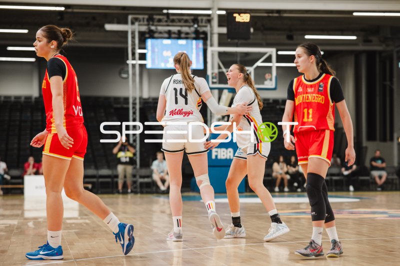 Mia Wiegand (#13) und Frederike Askamp (#14) jubeln beim FIBA-Turnier in Stockholm