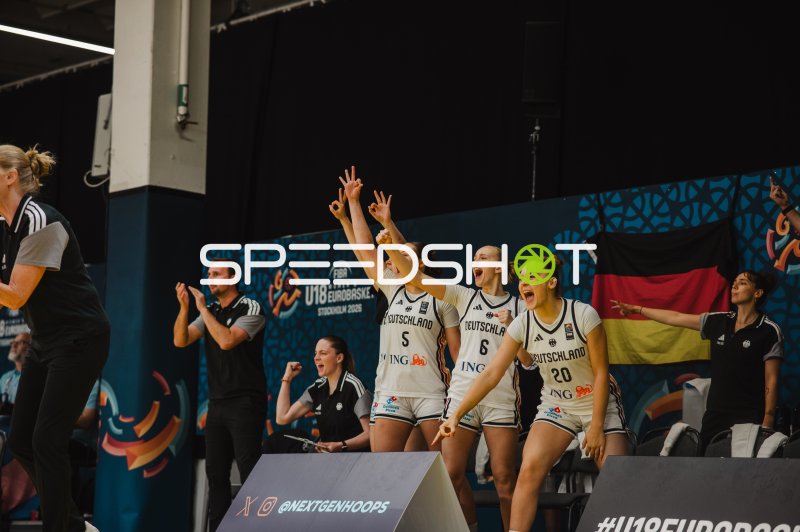Emily Haux (#5; Deutschland) und Noemi Schonauer (#6; Deutschland) jubeln bei FIBA U18 Women's EuroBasket