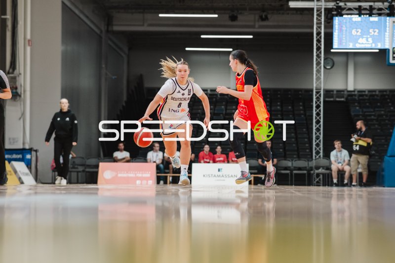 Darina Zraychenko (#8; Deutschland) beim Dribbling gegen Gegnerin