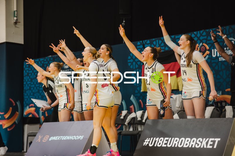Frederike Askamp (#14) und Deutschland-Bank jubeln beim U18 EuroBasket