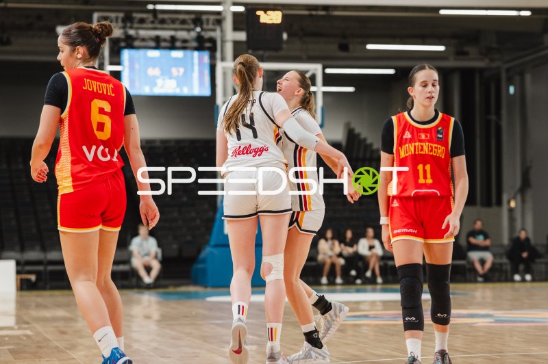 Jubel zweier Deutschland-Spielerinnen beim Basketball in Stockholm