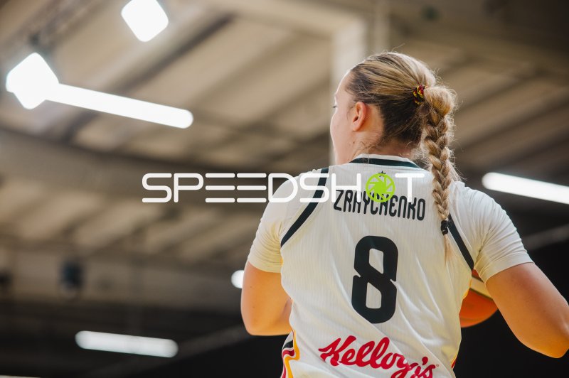Darina Zraychenko (#8) von hinten in der Halle Stockholm