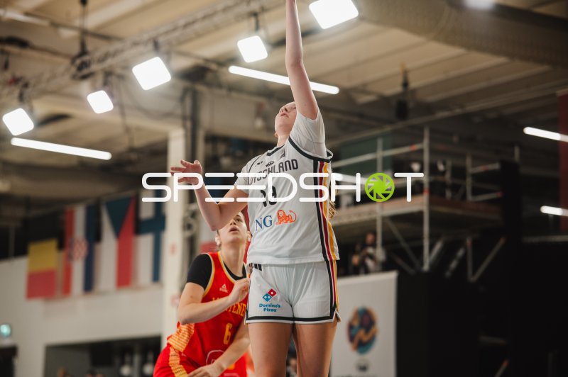 Mia Wiegand (#13; Deutschland) beim Korbwurf gegen Gegner