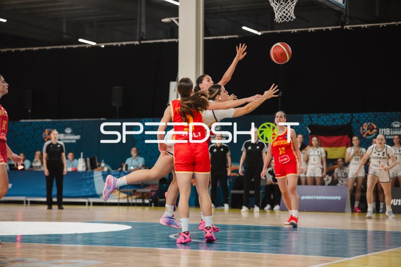 Zweikampf unter dem Korb beim U18-Basketballturnier in Stockholm