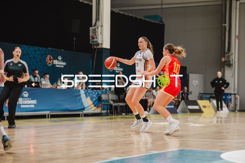 Mia Wiegand (#13; Deutschland) im Ballbesitz gegen Gegenspielerin #10