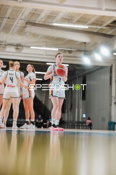 Emma Steinbicker (#7; Deutschland) beim Freiwurf in Stockholm