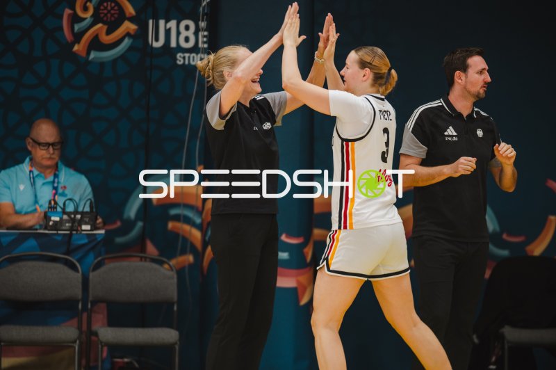 Greta Metz (#3) bejubelt Aktion mit Trainerin beim U18-Turnier in Stockholm