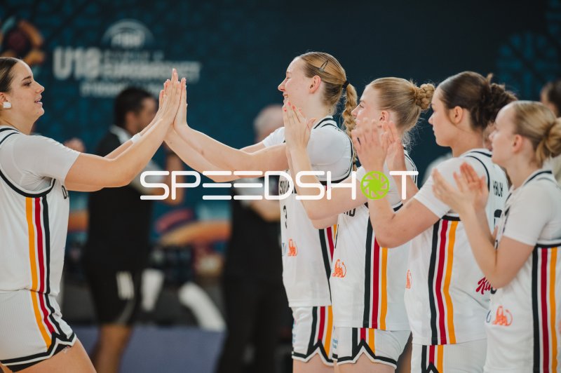 Deutsche U18-Basketballerinnen feiern mit High-Five in Stockholm