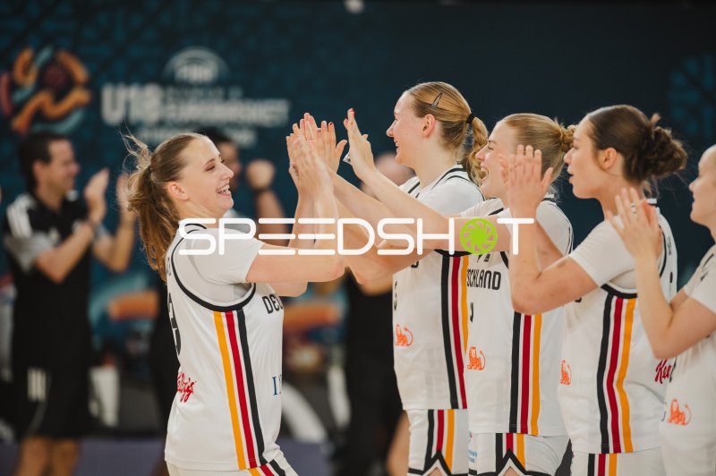 Mia Wiegand (#13; Deutschland) und Teamkolleginnen beim Jubel