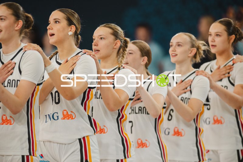Darina Zraychenko (#8) und das deutsche Team bei der Nationalhymne