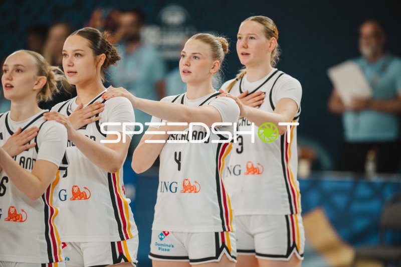 Deutschland-Spielerinnen bei der Nationalhymne in Stockholm