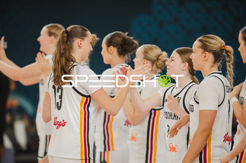 Mia Wiegand (#13; Deutschland) beim Mannschafts-Handshake in Stockholm