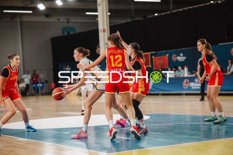 Lara Gierlich (#12) im Zweikampf beim U18-Basketball in Stockholm