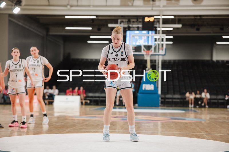 Deutschland-Spielerin bereitet Freiwurf vor – Mia Wiegand (#13) im Hintergrund