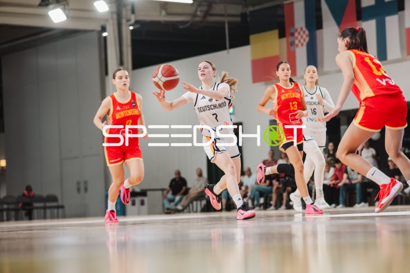Emma Steinbicker (#7; Deutschland) mit Passaktion gegen Montenegro