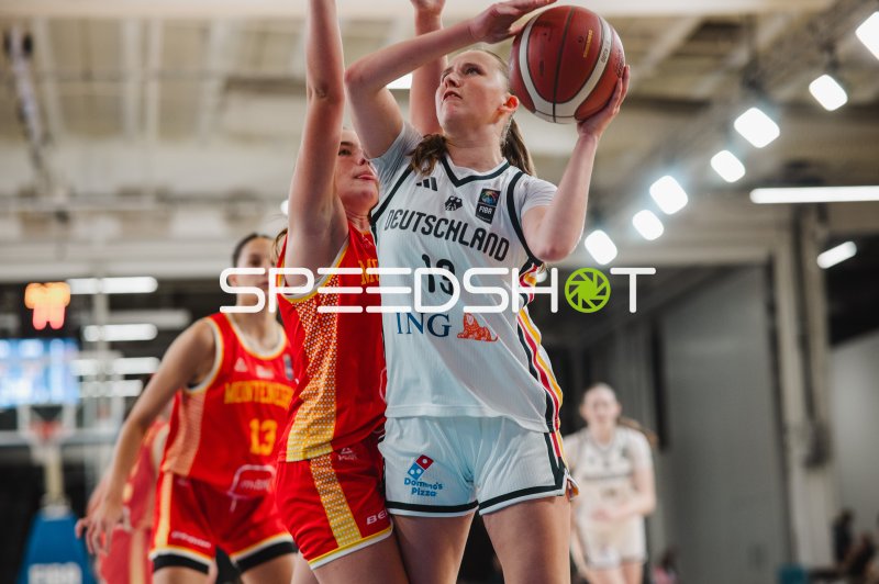 Mia Wiegand (#13; Deutschland) beim Korblegeangriff in Stockholm