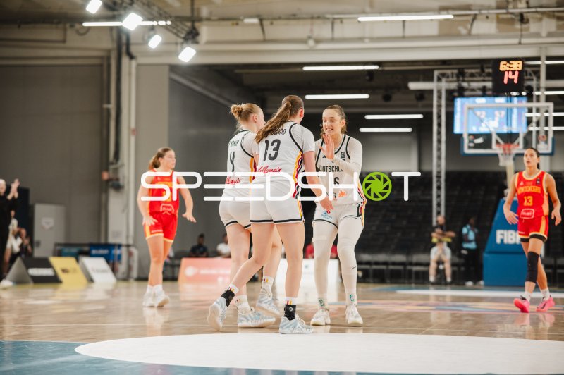 Lilli Schultze (#16; Deutschland) und Mia Wiegand (#13; Deutschland) beim Jubel