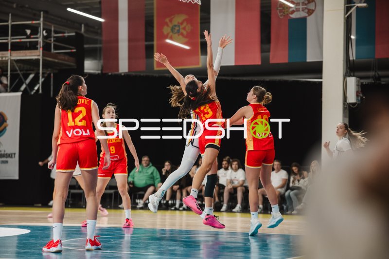 Korblegeangriff im Zweikampf beim Jugend-Basketball in Stockholm