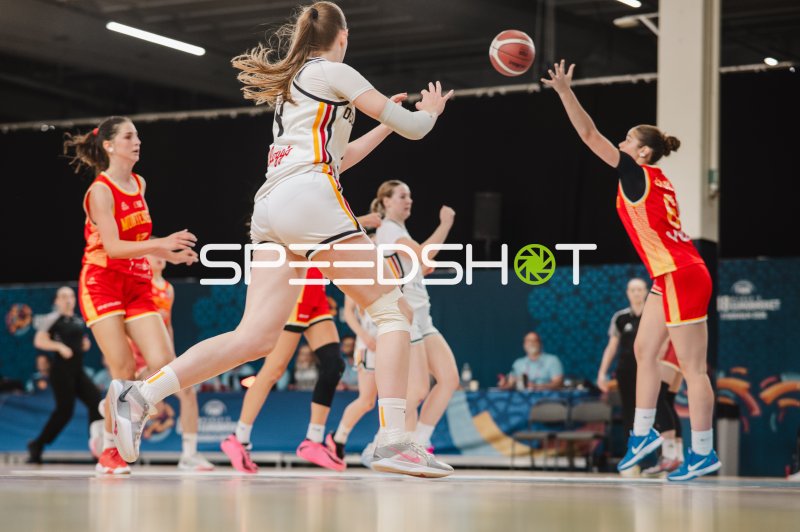 Deutsche Spielerin beim Pass im Basketballspiel in Stockholm
