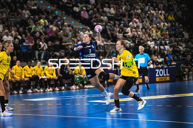 Diana Dögg Magnusdottir (#7; HSG Blomberg-Lippe) beim Sprungwurf gegen Borussia Dortmund