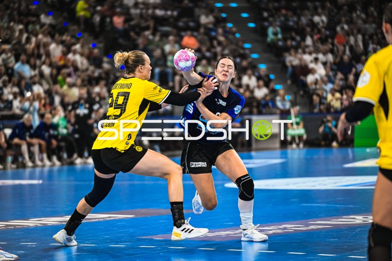 Emma Olsson (#29; Borussia Dortmund) im Zweikampf gegen HSG Blomberg-Lippe