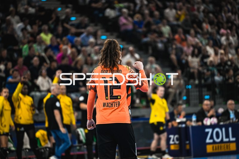 Sarah Wachter (#12; Borussia Dortmund) jubelt nach Parade