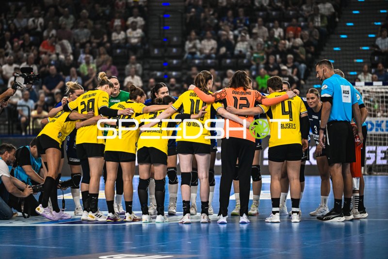 Borussia Dortmund beim Mannschaftskreis mit Alina Grijseels und Laura Rüffieux