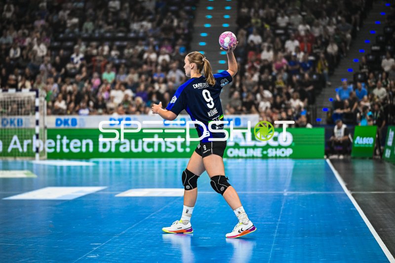 Nieke Kühne (#9; HSG Blomberg-Lippe) beim Wurfansatz im SAP Garden