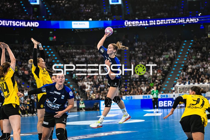 Diana Dögg Magnusdottir (#7; HSG Blomberg-Lippe) beim Sprungwurf gegen Borussia Dortmund
