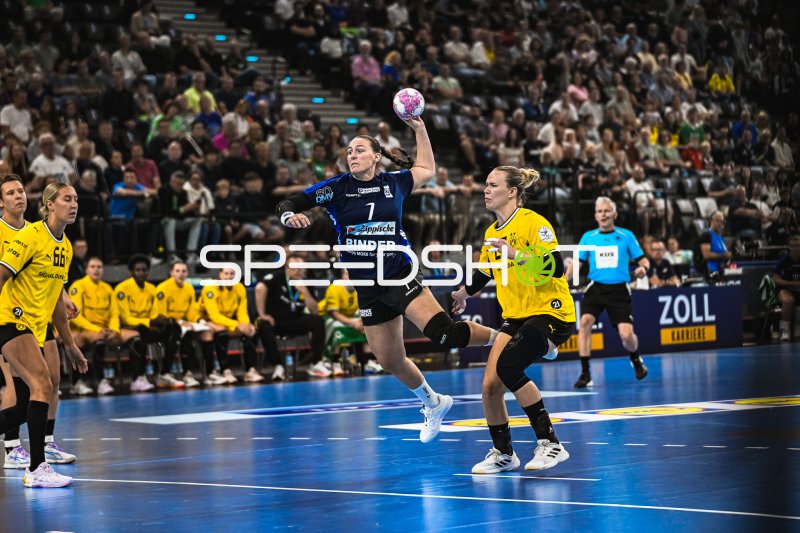 Diana Dögg Magnusdottir (#7; HSG Blomberg-Lippe) beim Sprungwurf gegen Borussia Dortmund