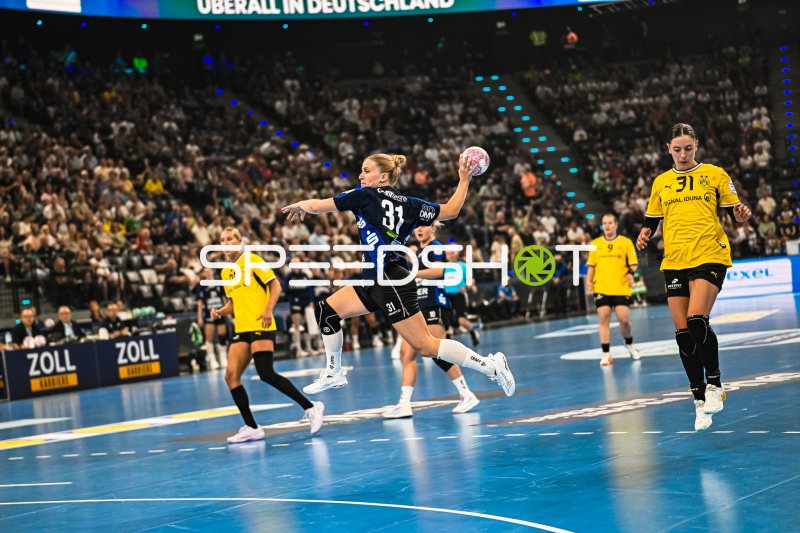 Kelly Vollebregt (#31; Borussia Dortmund) beim Sprungwurf im SAP Garden