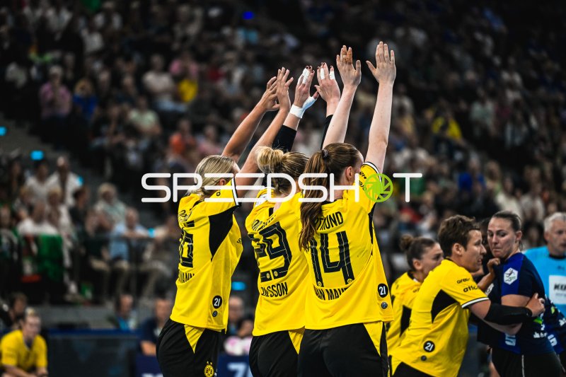 Borussia Dortmund feiert: Emma Olsson (#29) und Alieke van Maurik (#14) jubeln