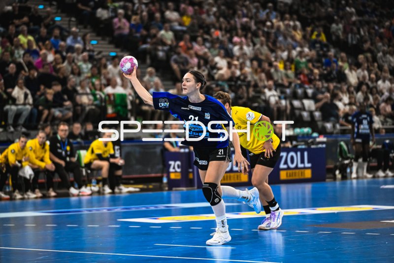 Nuria Bucher (#21; HSG Blomberg-Lippe) beim Wurfansatz im SAP Garden