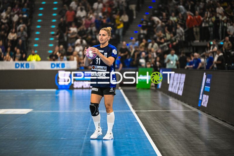 Alexia Hauf (#31; HSG Blomberg-Lippe) mit Ball im SAP Garden